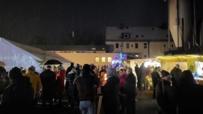 Bild: hme
Der Adventsbasar am Pfarrheim in Oberwildenau ist gut besucht.