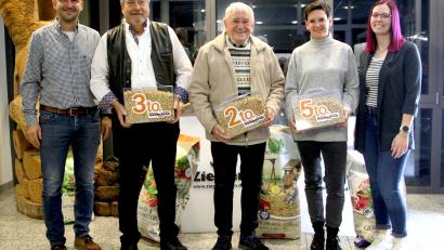 Bild: Gregor Ziegler GmbH/exb
Das Erdenwerk Ziegler verloste insgesamt zehn Tonnen Holzpellets. Geschäftsführer Matthias Ziegler gratuliert den Gewinnern Hanns-Gerhard Peßler, Erich Feneis und Claudia Schömer (von links).