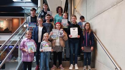 Bild: Maria Wittmann/exb
Die Gewinnergruppe des Sommerferienleseprogramms der Stadtbibliothek Amberg mit ihren Preisen.