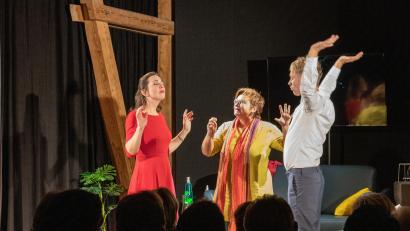 Bild: Susanne Forster
"Die Wunderübung", eine Komödie von Daniel Glattauer, hat das Ovigo-Theater als Bühnenstück realisiert. Die Premiere fand im Kunsthaus Waldsassen statt. Regie führte die Waldsassenerin Petra Sommer-Stark, es war ihr Debüt. Geschauspielert haben Rita Heindl als Ehefrau Joana Dorek (links), Kathrin Straubinger als Therapeutin Adele Novaco-Saslov (Mitte) und Stefan Hertwig als Ehemann Valentin Dorek.