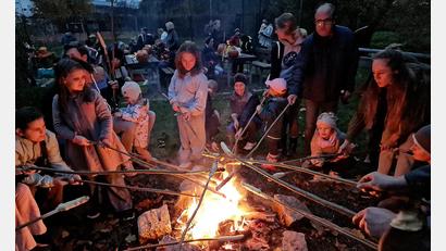 Bild: R. Kreuzer
Die Kinder grillen das Stockbrot über dem offenen Feuer