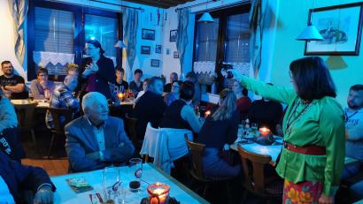 Bild: hzi
Farblich unterlegter Ablauf des Mordgeschehens vor den Gästen des Krimindinners.
