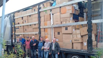 Bild: do
Die 900 prallgefüllten Geschenkkartons und viele Gebrauchsgegenstände finden im Kosovo dankbare Abnehmer. Unser Bild zeigt den Helferkreis beim Verladen der Sachspenden.