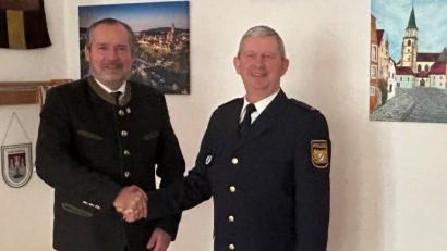 Bild: Pammer/exb
Bürgermeister Frank Zeitler und Polizeirat Jürgen Pfaffenzeller haben sich zum Jahresabschlussgespräch im Rathaus Nabburg getroffen.