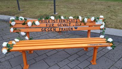 Symbolbild: UN Women Deutschland/exb
Verschiedene Aktionen und Symbole wie diese Bank werben international für den Orange Day und damit für ein klares Nein zu Gewalt gegen Frauen.