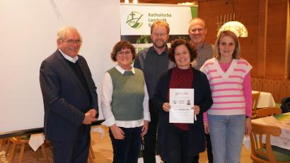 Bild: fvo
KLB-Kreisseelsorger Gerhard Pausch, die beiden Kreisvorsitzenden Maria Pleyer und Willi Kellner, KLB-Kassenführer Horst Pleyer und Sabine Kuran (von links) übergeben die Spende an Gabi Haug (Mitte).