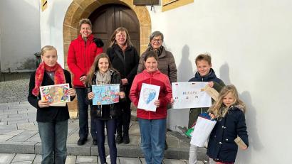 Bild: Pammer/exb
Die Gewinner des Malwettbewerbs am verkaufsoffenen Sonntag in Nabburg mit Alexandra Pfeiffer (Bücherei), Elisabeth Troidl und Gisela Westiner vom Netzwerk Nabburg.