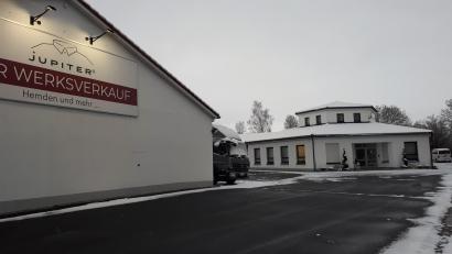 Bild: pz
Die Firma Jupiter in Tirschenreuth musste Insolvenz anmelden. Vorläufig geht der Betrieb am Mitterweg (Bild) für die rund 40 Beschäftigten weiter.