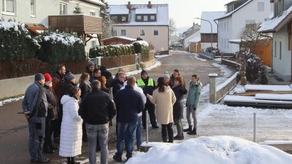 Bild: mfh
Cornelia Mohr (Fünfte von rechts) erklärte bei der Verkehrsschau vor Ort das Gefährdungspotential in Siebeneichen durch nicht angepasste Geschwindigkeit. Sie forderte deshalb den Einbau von Schwellen zur Temporeduzierung.