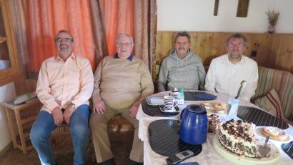 Bild: jzk
An seinem 85. Geburtstag erhielt Max Schönberger (Zweiter von links) Glückwünsche von Zweitem Bürgermeister Hermann Schraml, seinem Bruder Alfred und seinem Nachbarn Dieter Brückmann (von rechts).
