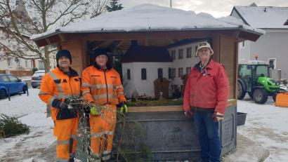 Bild: hme
Unter Aufsicht der Krippenerbauers, Bernhard Kraus, stellten die Bauhofmitarbeiter die Krippe auf.