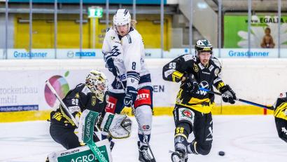 Archivbild: Tobias Neubert
Die Blue Devils treten am Freitag bei den Tölzer Löwen an. Das erste Match in Bad Tölz (Szene mit Devils-Stürmer Neal Samanski, weißes Trikot) gewannen die Weidener mit 4:3. Am Sonntag gastiert der SC Riessersee in Weiden.