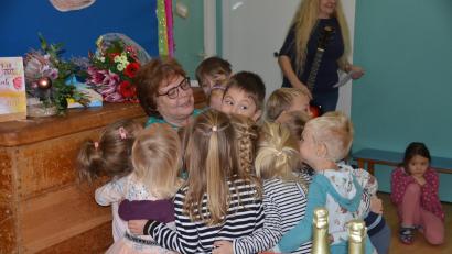 Bild: ak
Noch einmal Tante Sigrid drücken: Als der offizielle Teil endete, umringte eine ganze Traube von Kindern die Erzieherin und ehemalige Kita-Leiterin Sigrid Neumeier.