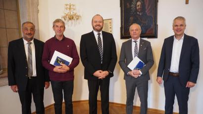 Bild: krb
Landrat Andreas Meier (Mitte) konnte an Josef Gollwitzer (Zweiter von links) und Rudi Hauke (Zweiter von rechts) das Ehrenzeichen des Bayerischen Ministerpräsidenten für besondere Verdienste im Ehrenamt überreichen. Mit dabei die Bürgermeister von Waldthurn Josef Beimler (links) und Flossenbürg Thomas Meiler (rechts).