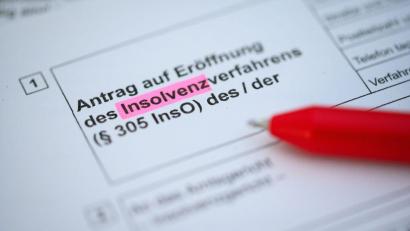 Bild: Jonas Walzberg/dpa/Illustration
Ein Kugelschreiber liegt auf einem Antrag zur Eröffnung eines Insolvenzverfahrens.