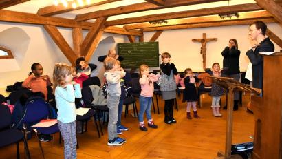 Bild: ubb
Bevor gesungen wird, bespricht Chorleiter Florian Löw mit den Kindern den Ablauf der Singstunde. Es folgen Aufwärmübungen, die der Stimmbildung dienen und spielerisch ins Singen einführen.
