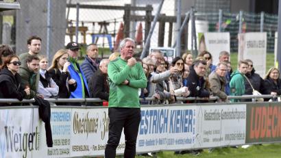 Archivbild: Hubert Ziegler
Josef Fleischmann (vorne) bleibt bis zum Saisonende Trainer beim Fußball-Bezirksligisten 1. FC Rieden.