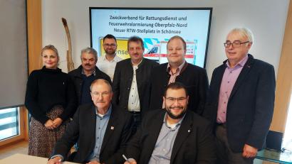 Bild: lg
Der Geschäftsleiter des Zweckverbands für Rettungsdienst und Feuerwehralarmierung, Alfred Rast (links), und Tobias Karl (rechts) von der Johanniter-Unfall-Hilfe e.V. unterzeichnen den Vertrag für den Schönseer Rettungswagen. Die drei Bürgermeister freuen sich auch über diese Aufwertung ihrer Stadt.