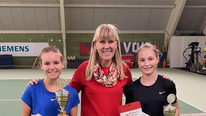 Bild: Henn/exb
Schanzl-Turnierleiterin Sabine Henn (Mitte) freute sich mit der U14-Siegerin Alyssa Kuchynka (links) und Finalistin Madlen Oettl.