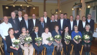Bild: fz
Die Volksbank Raiffeisenbank Oberpfalz Nord würdigte Mitarbeiterinnen und Mitarbeiter für ihre lange Treue zum Unternehmen.
