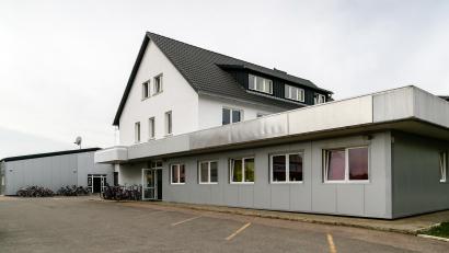 Archivbild: Hösamer
Die Gemeinschaftsunterkunft an der Egelseer Straße in Schwandorf ist eine von derzeit sieben im Landkreis Schwandorf, in denen Menschen mit Fluchthintergrund leben.