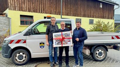 Bild: Tobias Reitmeier/exb
Der scheidende Bauhofleiter Peter Pleier (Mitte) zusammen mit dem neuen Bauhofleiter Christopher Kurz (links) und Bürgermeister Peter Neumeier.