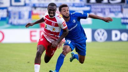Bild: Sven Hoppe/dpa
Agyemang Diawusie (links) ist im Alter von 25 Jahren gestorben.