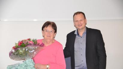 Bild: ak
Bürgermeister Christian Porsch gratulierte Margit Kaiser nachträglich zum Erhalt der Auszeichnung "Weißer Engel" durch den Freistaat Bayern.