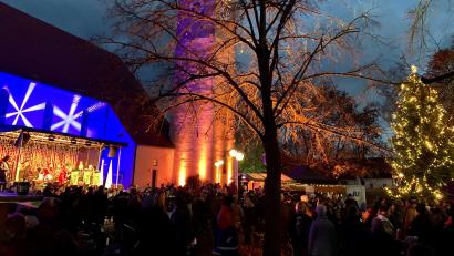 Bild: Reitmeier/exb
Eines der Highlights des Schwarzenfelder Weihnachtsmarktes ist auch die aufwändige Beleuchtung der Marienkirche und des Umfeldes am Veranstaltungsort