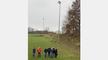 Bild: Josef Glas
Die auf LED umgerüstete Flutlichtanlage des B-Platzes hat sich gelohnt, finden Fabian Eisenrieth, Bürgermeister Ludwig Gürtler, Stephan Dobmeier, Michael Bartmann (TSV), Gerhard Schmerber, Johann Peter Wiesent und Markus Windisch (von links).