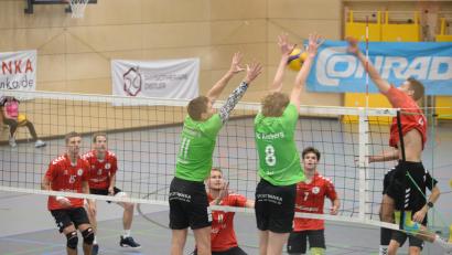 Archivbild: Andreas Brückmann
Die Blockarbeit des VC Amberg (grüne Trikots) muss am Samstag beim Gastspiel in Oelsnitz funktionieren.