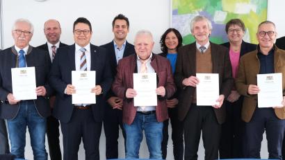 Bild: Hirsch
Die Empfänger der kommunalen Dankurkunde mit ihren Bürgermeistern (von links): Georg Hoffmann, Walter Spirk, Thomas Neidl, Thomas Falter, Rudolf Teplitzky, Peter Forster, Heike Faltermeier, Alois Wittmann, Anita Forster, Richard Brunner und Landrat Thomas Ebeling.