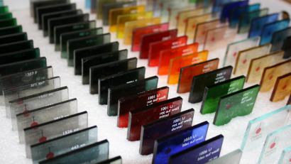 Bild: Stefanie Schreiner/exb
Die Glashütte Lamberts aus Waldsassen hat Verbindungen nach Plößberg – zum Glasofenhersteller Horn sowie zum Glas- und Ofenbaumuseum. Geschäftsführer Rainer Schmitt schenkte dem Museum einen kompletten Mustersatz mit verschiedensten Glas- und Farbmustern.