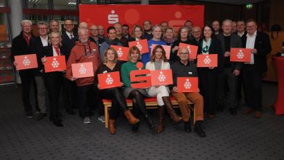 Bild: ge
Die Spendenempfänger stellten sich mit den Gastgebern zum Gruppenbild: Über 18 000 Euro gab es in der Advents-Aktion.