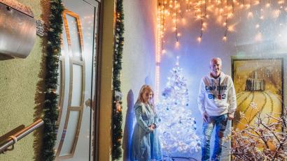 Bild: sfo
Thomas Ritter und seine Tochter Amelie vor ihrem Haus in Ernestgrün bei Bad Neualbenreuth. Das Anwesen wird ab Samstag, 2. Dezember, wieder zum "Ernestgrüner Weihnachtshaus". Tausende Lichter werden an Hausfassade und im Garten leuchten. Es gibt einen Eröffnungsabend und eine Spendenaktion.