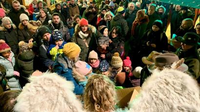 Bild: Gabi Schönberger
Einiges los bei der Eröffnung des Christkindlmarkts in Weiden: Um 17 Uhr eröffnete Oberbürgermeister Jens Meyer den Weihnachtsmarkt in der Weidener Innenstadt. Zusammen mit dem Christkind verteilte er anschließend Geschenke an die Kinder.