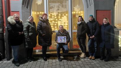 Bild: Marina Volkmer/exb
Ein Teil des Elternbeirats des Städtischen Kindergarten Kunterbunt mit Vorsitzenden Florian Ulrich (Mitte) freuen sich auf das Öffnen aller „Adventstürchen“.