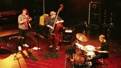 Bild: Thomas Flaig/exb
Das Trio "Renner", der Gewinner des Förderpreises des Bayerischen Jazzverbands, gibt im Stadttheater ein Konzert.