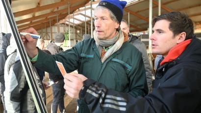 Bild: Hofbauer/exb
Dr. Andreas Striezel wertet zusammen mit den Landwirten die Ergebnisse anhand der Karten aus.