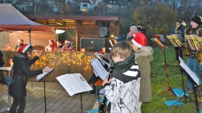 Bild: kki
Die Blechfrösch unterhalten zu Beginn des Marktes mit Weihnachtsliedern, während sich die Helfer auf den Ansturm der hungrigen Besucher vorbereiteten.