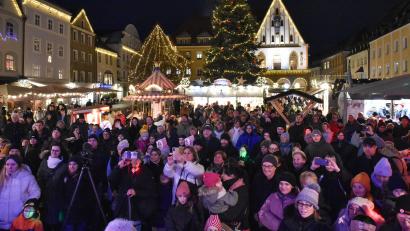 Bild: Stephan Huber
Die Eltern und Verwandten der Kinder aus dem Caritas-Kindergarten Marienheim standen dicht gedrängt am Amberger Weihnachtsmarkt. Im Hintergrund die berühmte Weihnachtsbeleuchtung.