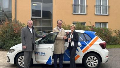 Bild: Tom Retzer/exb
Die Vorstandsmitglieder VR Bank Amberg-Sulzbach eG, Martin Sachsenhauser und Dieter Paintner mit der Vorsitzenden der Schwesternschaft, Tatjana Richter (von links).