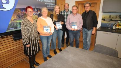 Bild: bjp
Mit Einkaufsgutscheinen und Buchgeschenken zeichnet die Stadt Pressath (Erster, Dritter und Sechste von rechts: die Bürgermeister Bernhard Stangl, Max Schwärzer und Barbara Krauthahn) die Einreicher der drei überzeugendsten "Bürgerhaushalt"-Vorschläge aus. Zweite, Dritte und Fünfter von links: Maria Neumann (in Vertretung für Ehegatten Reinhard), Martina Malek, Richard Hohl.