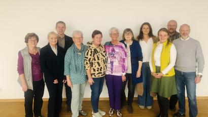 Bild: Hospizverein Schwandorf/exb
Der Hospizverein Stadt und Landkreis Schwandorf hat einen neuen Vorstand gewählt. Das Bild zeigt das neue Vorstandsteam mit den ausgeschiedenen Vorstandsmitgliedern.