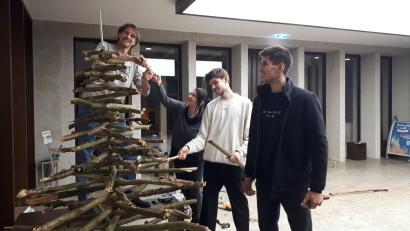 Bild: pz
Im Rathaus Waldsassen haben Carsten, Inge, Levi und Moses Dick (von links) einen außergewöhnlichen Christbaum gestaltet. Die Bevölkerung kann bei der weiteren Gestaltung mitwirken, so der ausdrückliche Wunsch der Familie.