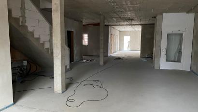 Bild: ck
Im Erdgeschoss der künftigen Stadtbücherei in Vohenstrauß ist bereits der Aufzug (rechts) eingebaut. Die Elektriker sind derzeit mit der Installation beschäftigt. Als nächstes wird die Akustikdecke montiert. Der Parkettboden und die Möbel sind bestellt.
