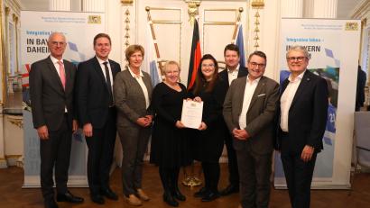 Bild: T. Deml-Glöckner/exb
Einrichtungsleiterin Krisztina Kesztler nimmt den Preis im Namen des gesamten Teams des Johanniter-Kinderhorts "Weltenbummler" entgegen.