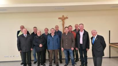 Bild: Mösbauer/exb
Beim Konvent in Winklarn ehrt Zentralpräses Pater Josef Schwemmer einige Mitglieder für ihre langjährige Mitgliedschaft. Das Bild zeigt Pater Schwemmer (rechts) und die anwesenden Geehrten.
