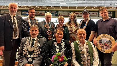 Bild: R. Kreuzer
Das sind die neuen Könige der Schützengesellschaft Hubertus Weiden: Günter Wagenpfeil, Anja Nickl und Richard Gallitzendorfer (vorne, von links). Dahinter die Platzierten und rechts der Gewinner der Johannischeibe, Stefan Bergler.