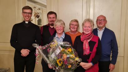 Bild: Daniela Schwab/exb
Pfarrer Thomas Peter Kopp, Pflegedienstleiter Stefan Weiß, die scheidende Schwester Karin Dippl, stellvertretende Pflegedienstleiterin Sofie Dippold, Irene Bayer als Mitglied der Kirchenverwaltung, sowie Geschäftsführer Wolfgang Sand dankten für ihren Dienst (von links).